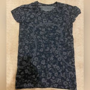 Lululemon Swiftly Tech Short Sleeve Shirt (navy cheetah print) size 8